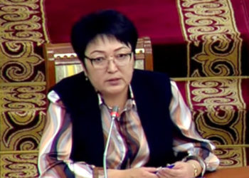 Парламент жыйынында судья Аида Сейдакматова канча айлык аларын айтты