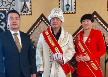 Айсулуу Тыныбекова кичи мекенине барып, аксакалдардан бата алды
