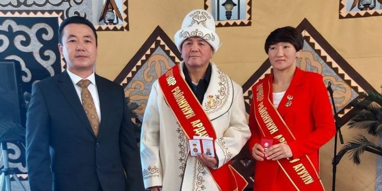 Айсулуу Тыныбекова кичи мекенине барып, аксакалдардан бата алды