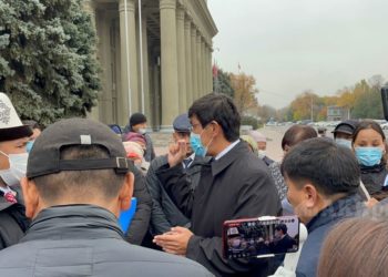 Өкмөт үйүнүн алдында Ак-Ордо конушунун тургундары митинг өткөрүп жатат