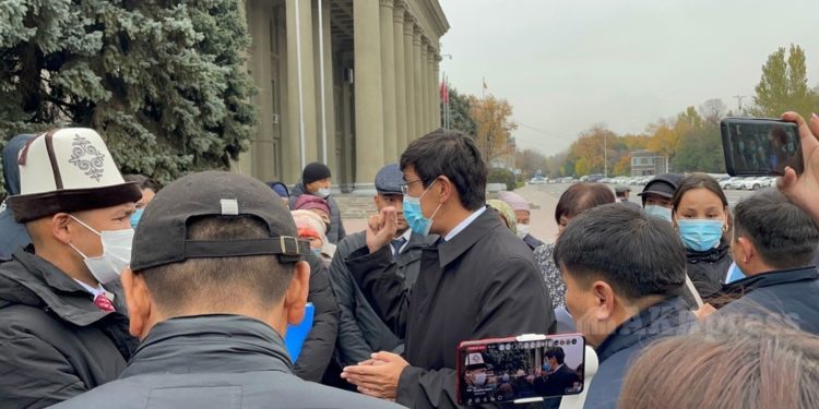 Өкмөт үйүнүн алдында Ак-Ордо конушунун тургундары митинг өткөрүп жатат