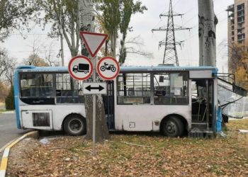 Бишкекте автобустун жол кырсыкка кабылышы. 15 адам ооруканага жаткырылды