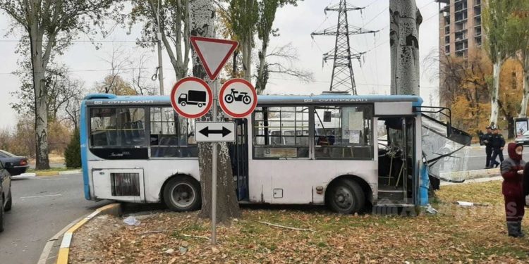 Бишкекте автобустун жол кырсыкка кабылышы. 15 адам ооруканага жаткырылды