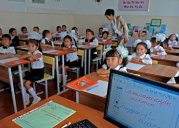 Акылбек Жапаров мугалимдердин айлыгы тууралуу: «Кыздар «мугалимге турмушка чыгам» демейин токтобойбуз»