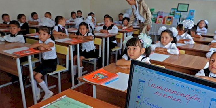 Акылбек Жапаров мугалимдердин айлыгы тууралуу: «Кыздар «мугалимге турмушка чыгам» демейин токтобойбуз»