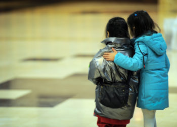 Орусиядан Кыргызстанга кароосуз калган 7 бала кайтарылды