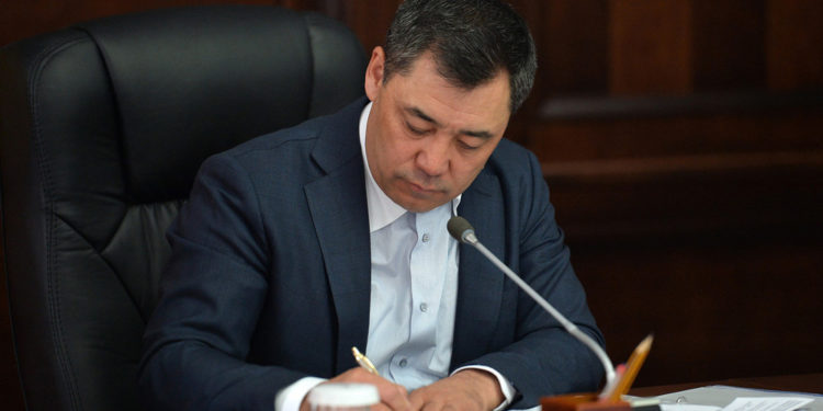 Аким менен мэрлерди эми президент дайындайт. Мыйзамга кол коюлду