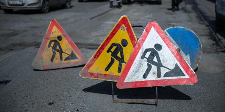 Бишкекте мас абалындагы айдоочу жол оңдоо иштерин жүргүзүп жүргөн жигитти сүздү. Ал ошол жерден жан берди