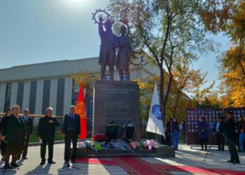 «Адамзатка жарык чачып, өзүм өчүп баратам». Бишкекте коронавирустан каза болгон дарыгерлерге арналган эстелик ачылды