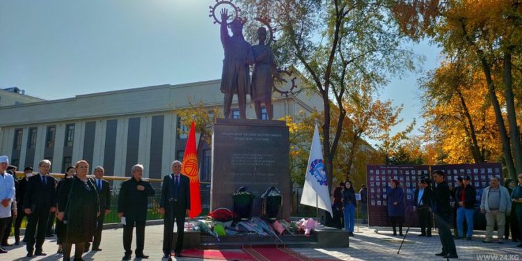 «Адамзатка жарык чачып, өзүм өчүп баратам». Бишкекте коронавирустан каза болгон дарыгерлерге арналган эстелик ачылды