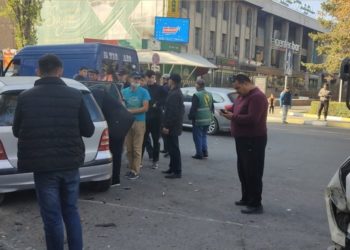 Бишкектин чок ортосунда жеңил унаа менен кичи автобус сүзүштү. 3 адам ооруканага жеткирилди