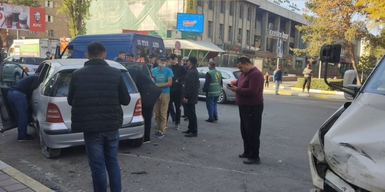 Бишкектин чок ортосунда жеңил унаа менен кичи автобус сүзүштү. 3 адам ооруканага жеткирилди