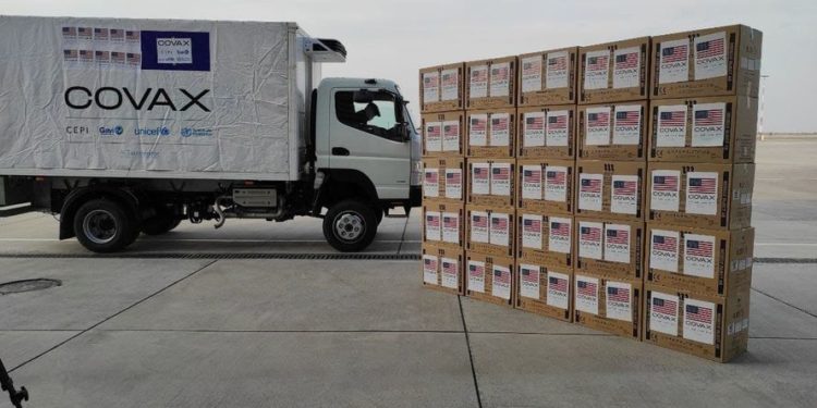 Кыргызстанга «Pfizer» жана «Sinopharm» вакциналары келди