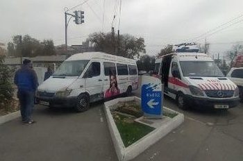 Бишкекте кичи автобус катышкан дагы бир жол кырсыгы катталып, анда 3 адам жаракат алды