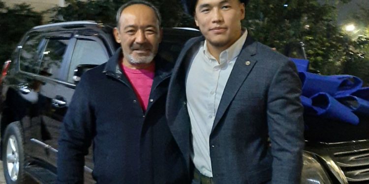 Акжол Махмудов жеке машыктыруучусуна Lexus GX 460 унаасын белек кылды