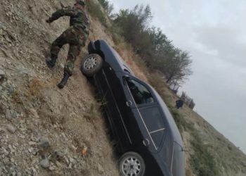 «13-15 метр төмөн». Жалал-Абадда Мерседес-Бенц жарга асылып калган (сүрөт)