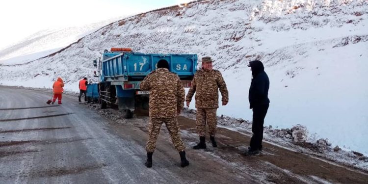 Долон ашуусунда жол тоңголок болуп, 2 унаа калып калган