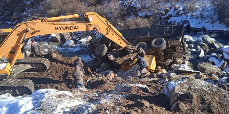 Ысык-Көлдө ГЭС курулуп жаткан жерге жүк ташып бара жаткан унаа сайга кулап, бир адам көз жумду