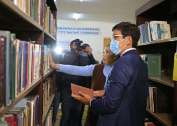Эдил Байсалов китепканалар калкка бекер кызмат көрсөтөрүн убадалады