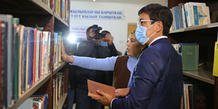 Эдил Байсалов китепканалар калкка бекер кызмат көрсөтөрүн убадалады