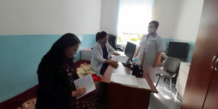 Акыйкатчы институту: «Жумгалдагы төрөт үйүндө дарыгерлер жетишсиз, аз маянага жаштардын иштегиси келбейт»