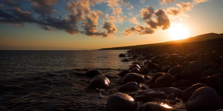 Тоңдо 19 жаштагы кыз өз жанын кыйган күнү жигитин жерге берген