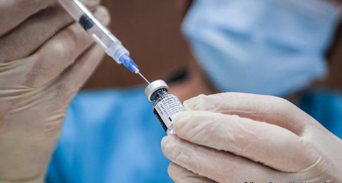 Лейлектеги мектеп жетекчиси вакцина алган соң көз жумганбы? Министрдин жообу