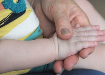 «Кусуу, ич өтүү, исиркек, кургак жөтөл». Коронавирус менен ооруган балдарда кездешүүчү сейрек белгилер