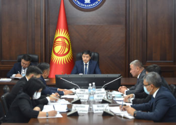 Баткенде талкаланган үйлөр өз убагында бүтпөй жатканына Марипов нааразы болду