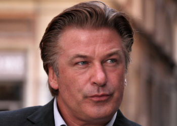 Актёр Алек Болдуин тасма тартуу учурунда операторду атып алды