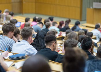 Кыргызстан тажикстандык студенттер үчүн чек араны ачты