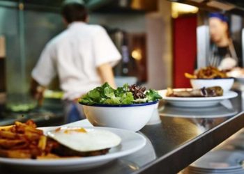 Мораторий жокко чыгарылды. Массалык ууланууга байланыштуу өлкөдөгү бардык тамактануучу жайлар текшерилет