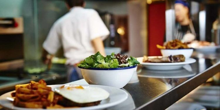 Мораторий жокко чыгарылды. Массалык ууланууга байланыштуу өлкөдөгү бардык тамактануучу жайлар текшерилет