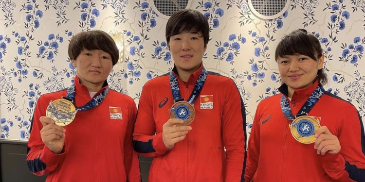 Дүйнө чемпиондугунда медаль алган кыргыз балбан кыздары чогуу түшкөн сүрөтүн жарыялашты
