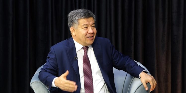«Парламент алсырап турат». Алмамбет Шыкмаматов эмне үчүн шайлоого катышып жатканын айтты