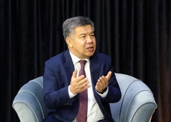 «Садыр Жапаровдун китебинин бет ачарына депутаттардан мен эле баргам» дейт Алмамбет Шыкмаматов