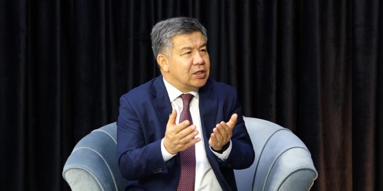 «Садыр Жапаровдун китебинин бет ачарына депутаттардан мен эле баргам» дейт Алмамбет Шыкмаматов