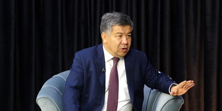 Шыкмаматов Кореядан инвестор алып келген жок дегендерге: «Кыз ала качкандай инвесторду ала качып келбейсиң да»