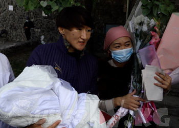 Бишкекте төрөлгөн 3 эмди төрөт үйүнөн чыгарууга Айсулуу Тыныбекова да барды (сүрөт)