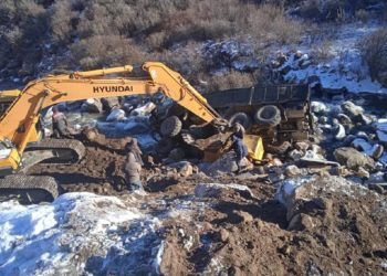 Ысык-Көлдө оор жүк ташуучу унаанын сайга кулашы. Дагы бир адам көз жумду