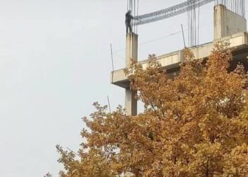 Бишкекте эркек киши көп кабаттуу имараттан секирүүгө аракет кылып жатат