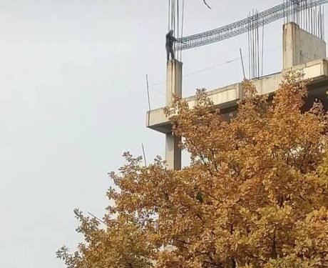 Бишкекте эркек киши көп кабаттуу имараттан секирүүгө аракет кылып жатат