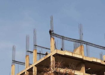 Бишкекте 8-кабаттан боюн таштаган жигит. ӨКМ эмне үчүн батут, тент жайбаганын түшүндүрдү