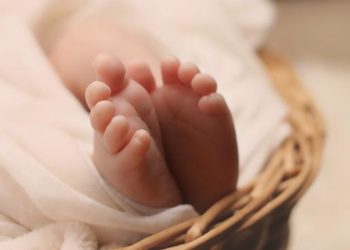 Токмокто келин баласын эмизип жатып уктап калган. Ымыркай думугуп, чарчап калды