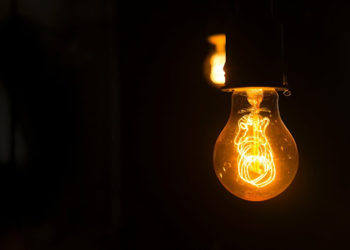 «Башка өлкөлөрдөй жарыктын баасы 25 сомго чейин болсо, үнөмдөшмөк». Садыр Жапаров электр энергиясы жана тариф тууралуу