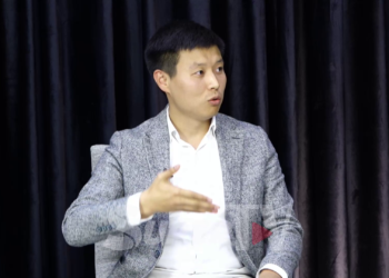 «Жылаңач баатыр болуп басып баратсам эле бутума ок тийди». Тилек Токтогазиев алган жаракатын эстеди