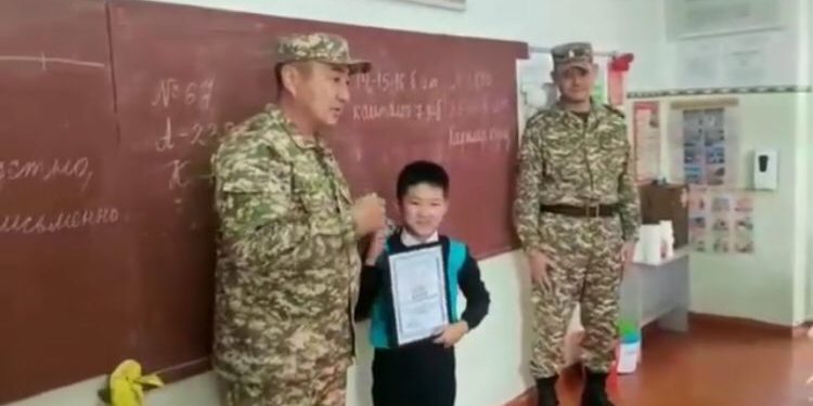 Бишкекте 9 жаштагы бала 3 инисин өрттөн куткарып калган. Ал «Ардак грамота» менен сыйланды (видео)
