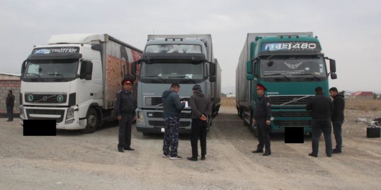 Баткенде аткезчилик жолу менен ташылып бара жаткан жүктөр аныкталды (сүрөт)