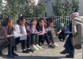 «Класс суук экен». Баткендеги мектептин биринде сыртта сабак өткөн мугалим менен окуучулардын видеосу тарады