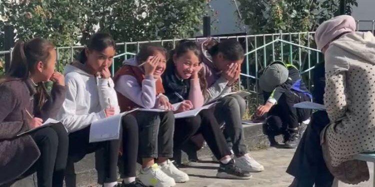 «Класс суук экен». Баткендеги мектептин биринде сыртта сабак өткөн мугалим менен окуучулардын видеосу тарады